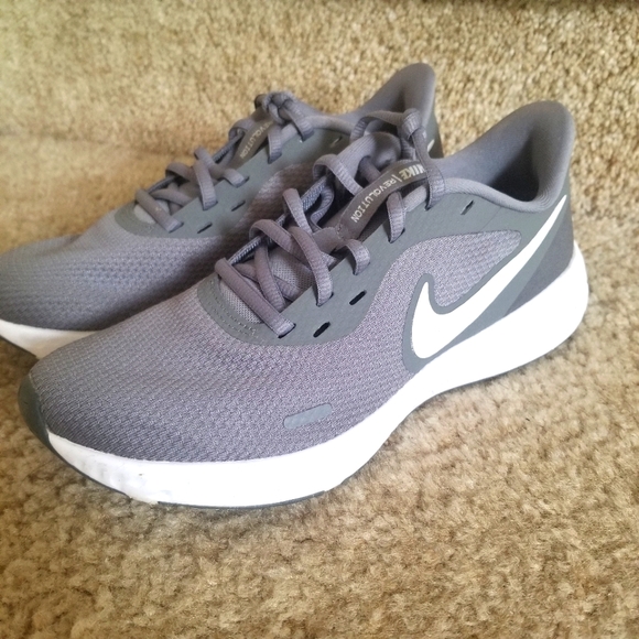 Nike Revolution 5 - Women Size 6.5 US - Picture 2 of 10